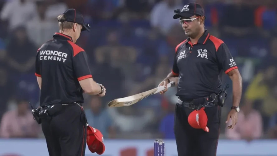 आईपीएल 2025 में मैदान पर बैट की जांच: क्या बदले नियम? - IPL News