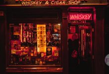 अरवाडा शराब की दुकान के बाहर कार दुर्घटना में गंभीर चोटें: एक व्यक्ति गंभीर रूप से घायल image